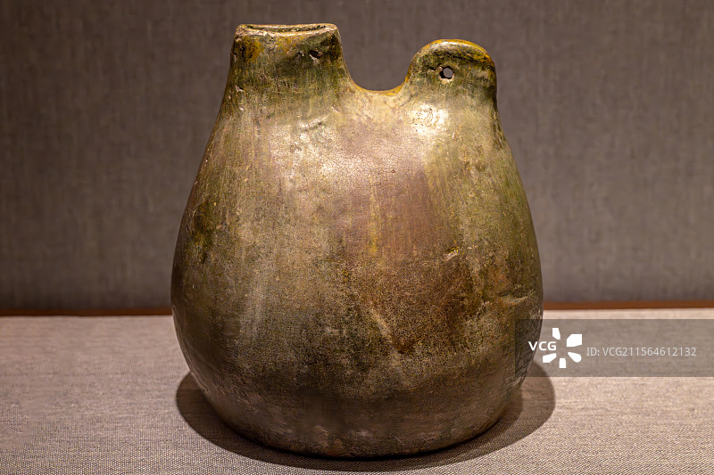 辽宁省博物馆辽代茶末绿釉长方口单孔鸡冠壶图片素材