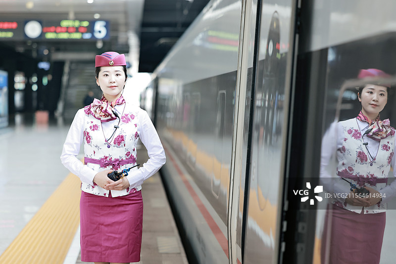 亚洲青年女性高铁列车长列车员在高铁上和站台上工作图片素材