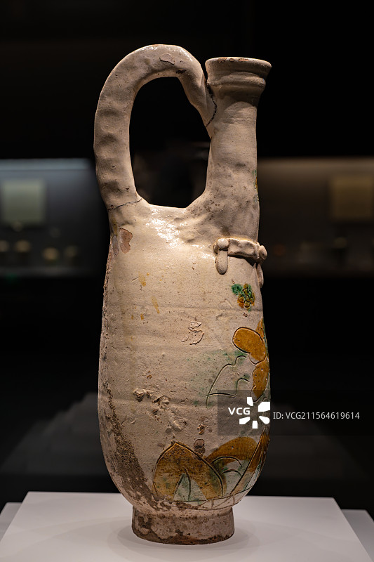 辽宁省博物馆辽金三彩釉划花捏梁鸡冠壶图片素材