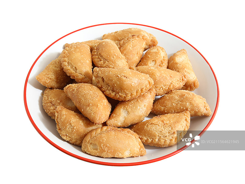 一盘子广东潮汕特产美食油炸三角酥特写的白底图图片素材