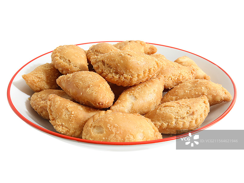 一盘子广东潮汕特产美食油炸三角酥特写的白底图图片素材