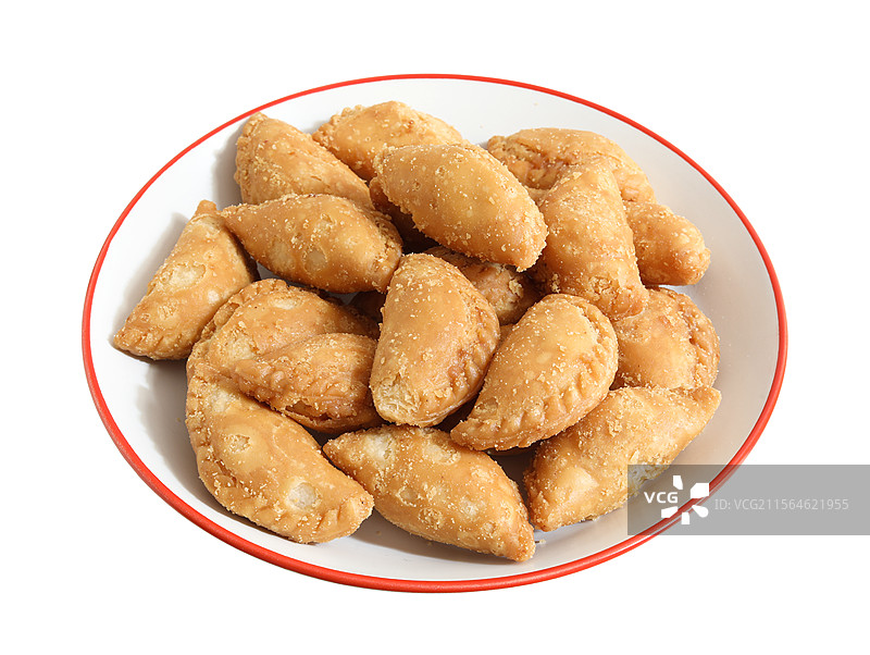 一盘子广东潮汕特产美食油炸三角酥特写的白底图图片素材