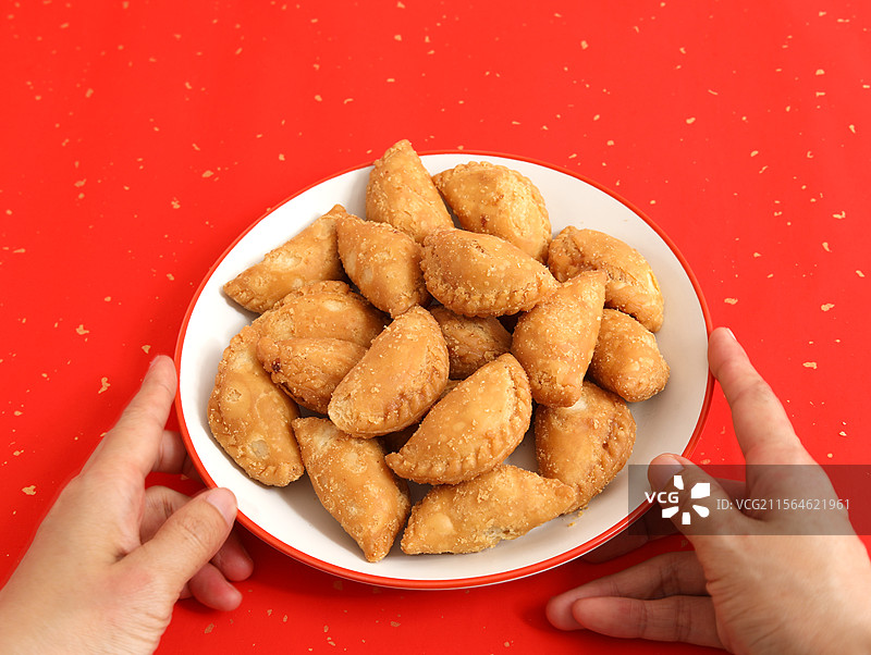 中国传统节日春节特产年货美食油炸三角酥图片素材