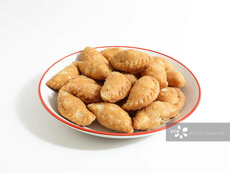 白色桌面上的一盘广东省潮汕特产美食三角酥图片素材