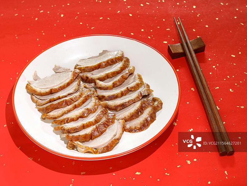 红色背景上的中国传统年夜饭美食北京烤鸭图片素材