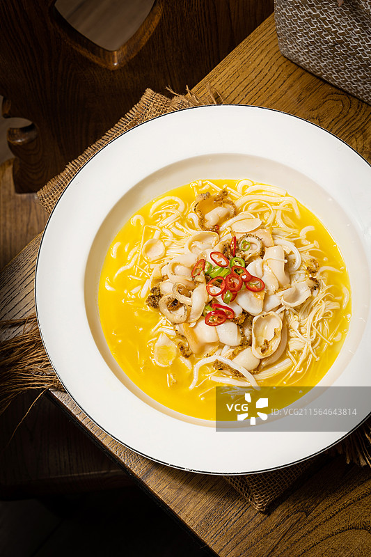 鲍鱼鲍鱼片酸汤鲍鱼现开鲍鱼鲍鱼肉高汤土豆粉米粉金针菇酸汤海鲜下饭菜图片素材