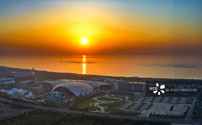 晨光初绽如意桥，槐香漫染日照湾图片素材