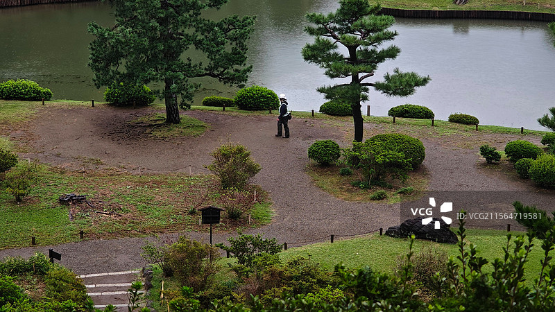 日本东京六义园是江户时代大名庭园的代表作以和歌山的情趣为基调的 “回游式假山泉水” 春天樱花盛开秋天图片素材