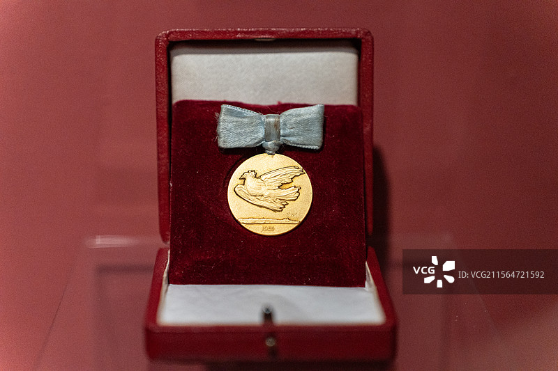 北京画院藏文物齐白石国际和平奖奖章图片素材