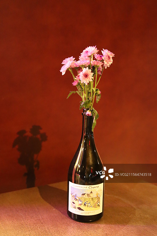 《酒瓶插花》图片素材