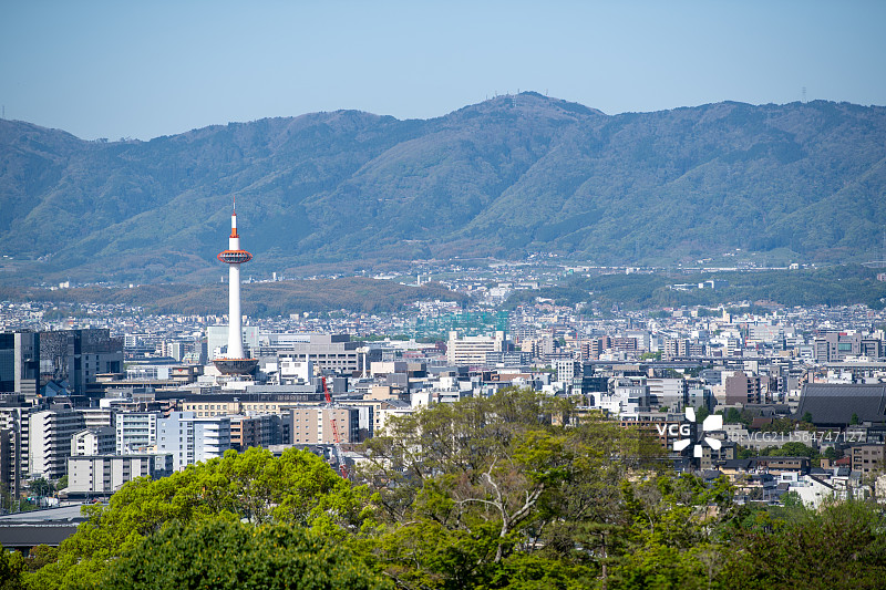 京都塔与京都城区远景图，拍摄自京都清水寺方向图片素材
