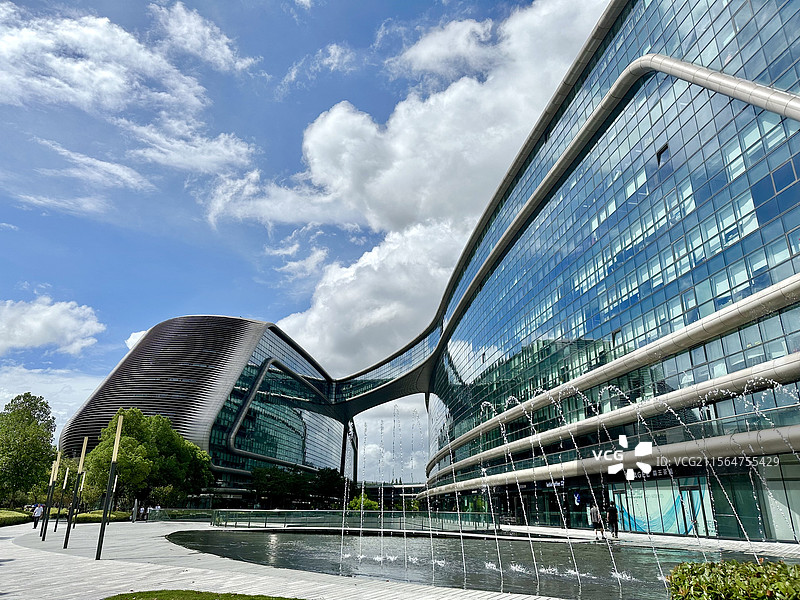 上海凌空SOHO 携程总部 蓝天白云图片素材