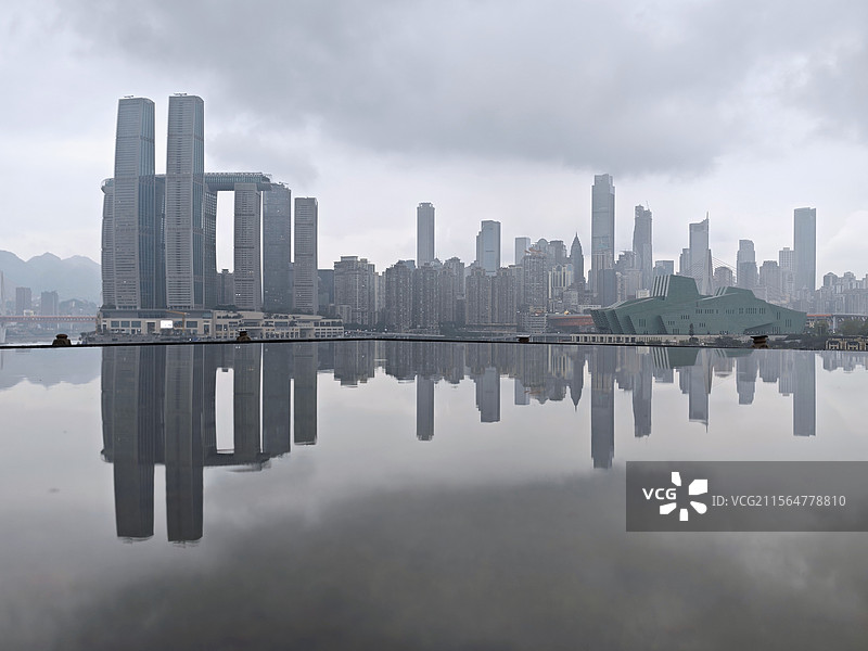 重庆暴雨前夕长江沿岸朝天门来福士大剧院风光，城市地标建筑夜景风光，城市天际线全景风光倒影图片素材