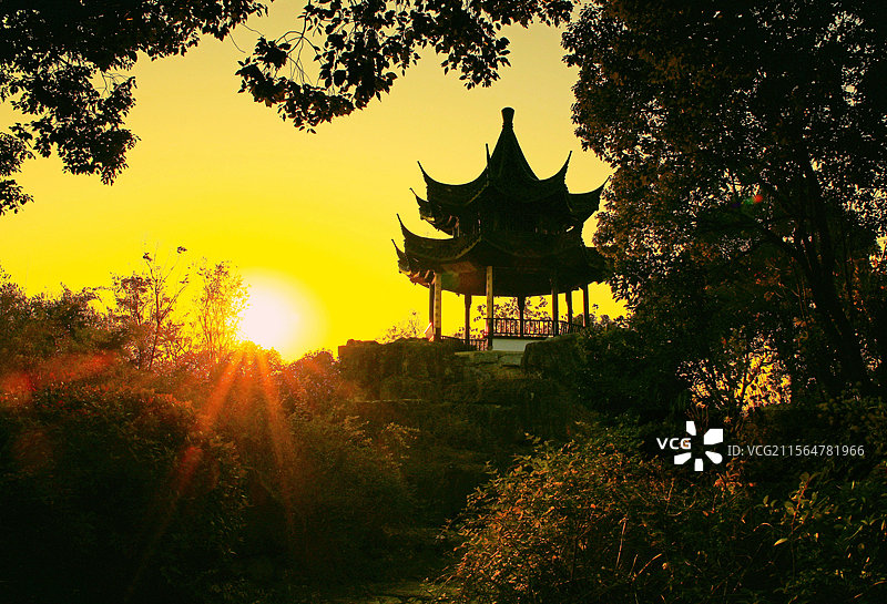 晨光中的太湖美观景亭图片素材