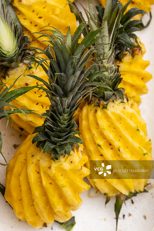 桌上菠萝的高角度视图图片素材