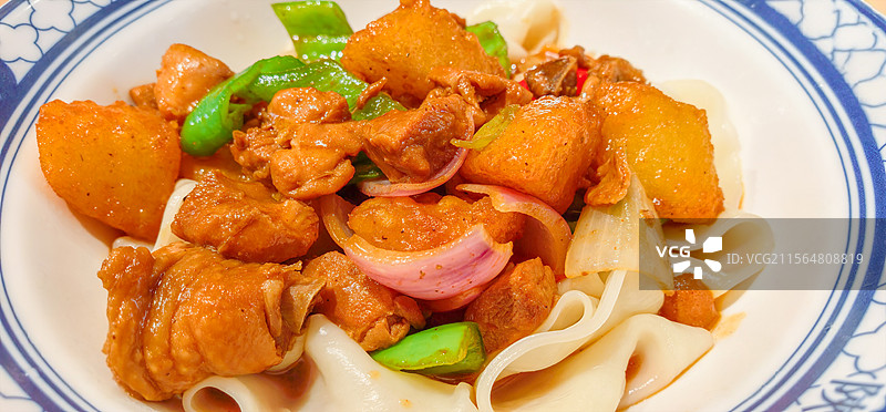 西北大盘鸡拌面图片素材