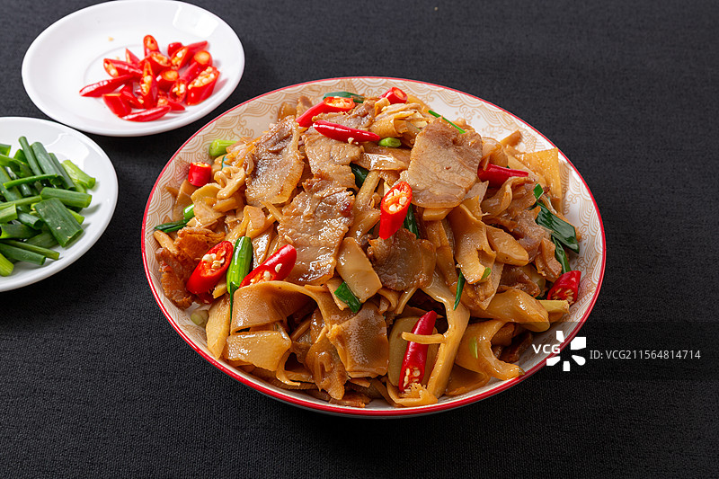 腊肉炒炭烤笋图片素材