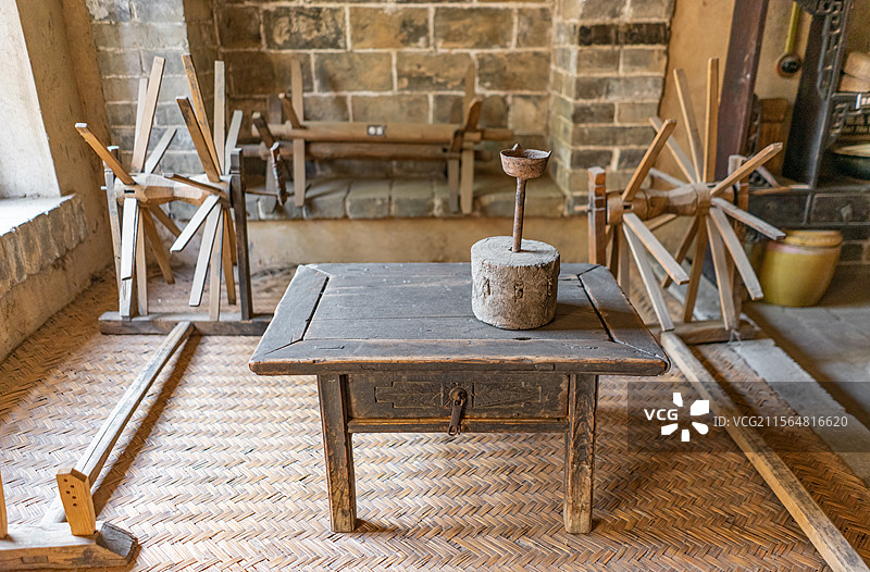 中国鲁班发明的各种农业木工农具工具，农村的火炕上的织布机和桌子，室内无人图像摄影图片素材