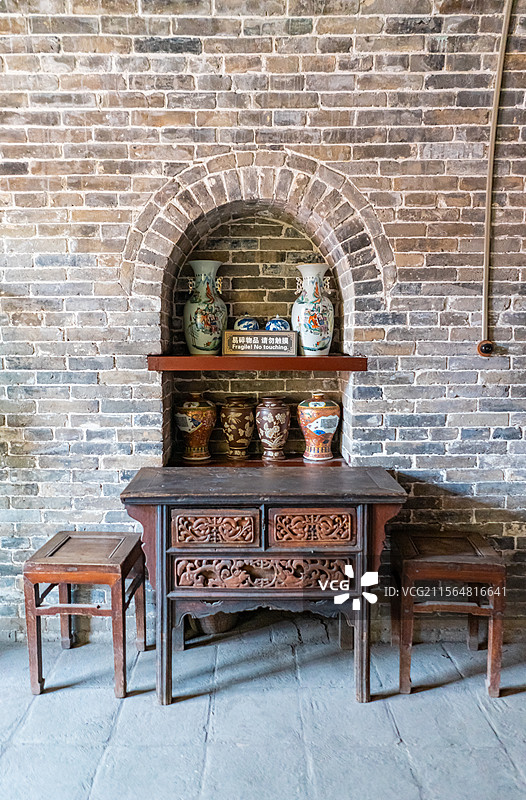 中国陕西山西宁夏甘肃西北黄土高坡房屋建筑，墙上悬挂的木雕牌子和古老的太师椅，室内无人图像摄影图片素材