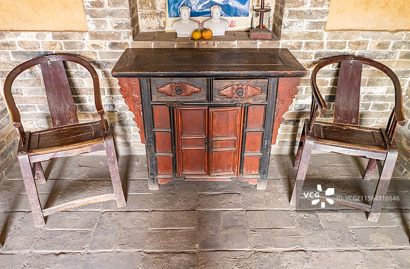 中国陕西山西宁夏甘肃西北黄土高坡房屋建筑，墙上悬挂的木雕牌子和古老的太师椅，室内无人图像摄影图片素材