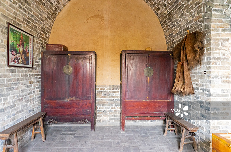 中国陕西山西宁夏甘肃西北黄土高坡房屋建筑，墙上悬挂的木雕牌子和古老的太师椅，室内无人图像摄影图片素材