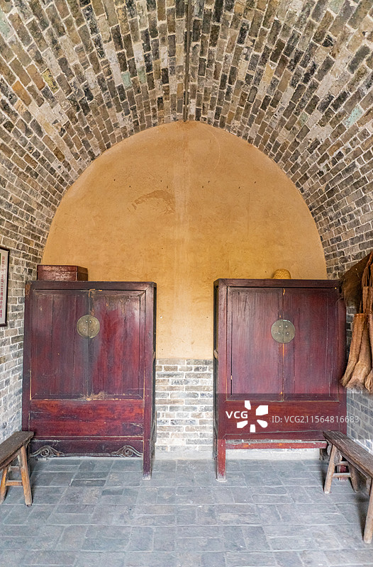 中国陕西山西宁夏甘肃西北黄土高坡房屋建筑，墙上悬挂的木雕牌子和古老的太师椅，室内无人图像摄影图片素材