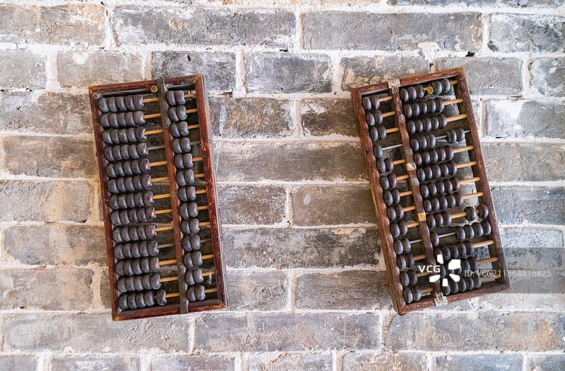 中国山西临汾洪洞县大槐树寻根祭祖园旅游景区，文化革命院的墙上悬挂的两个算盘，室内无人图像摄影图片素材