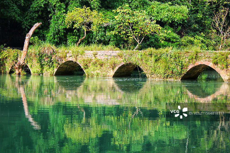 荔波小七孔古桥荔波，小七孔景区，世界自然遗产地，拱桥古朴，河水青翠。宛如世外桃源。图片素材