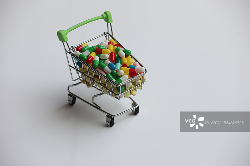 白色背景下购物车中药品的高角度视图图片素材