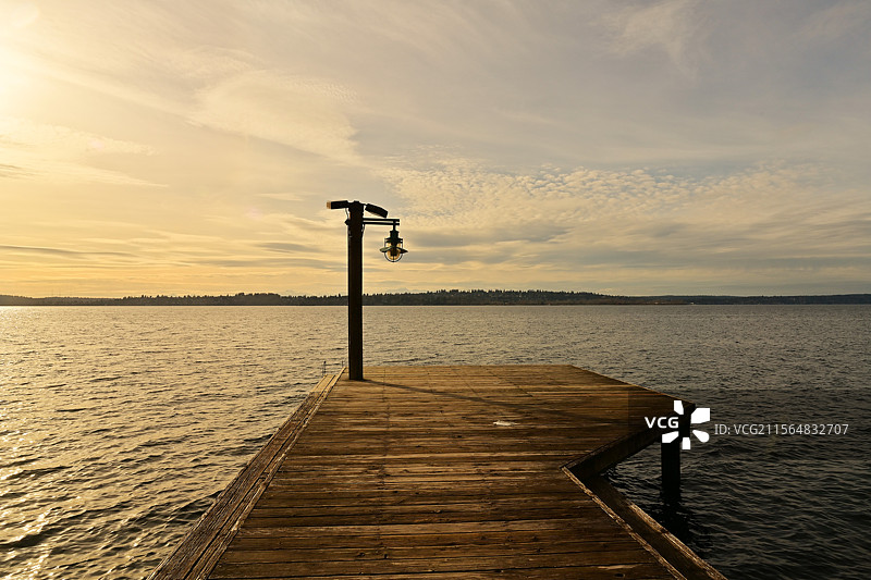 孤灯夕阳图片素材