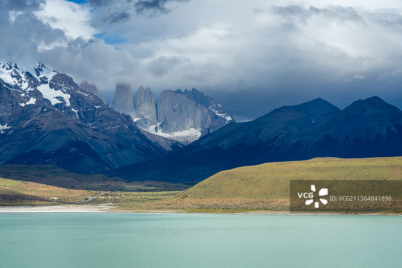 百内山峰与湖泊图片素材