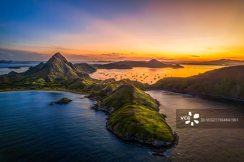 印尼科摩多岛帕达尔岛日出航拍，海岛天花板图片素材