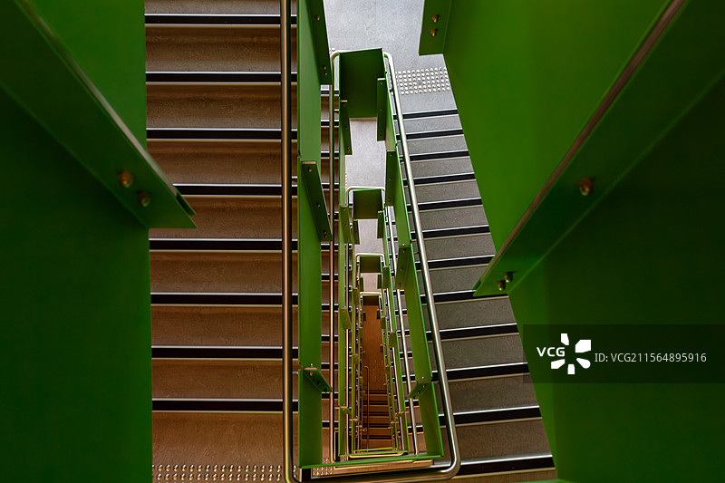 室内楼道的清新之风：现代建筑与绿色元素的完美结合图片素材