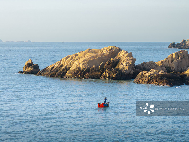 舟山嵊泗花鸟岛渔民出海捕鱼捕海蟹图片素材