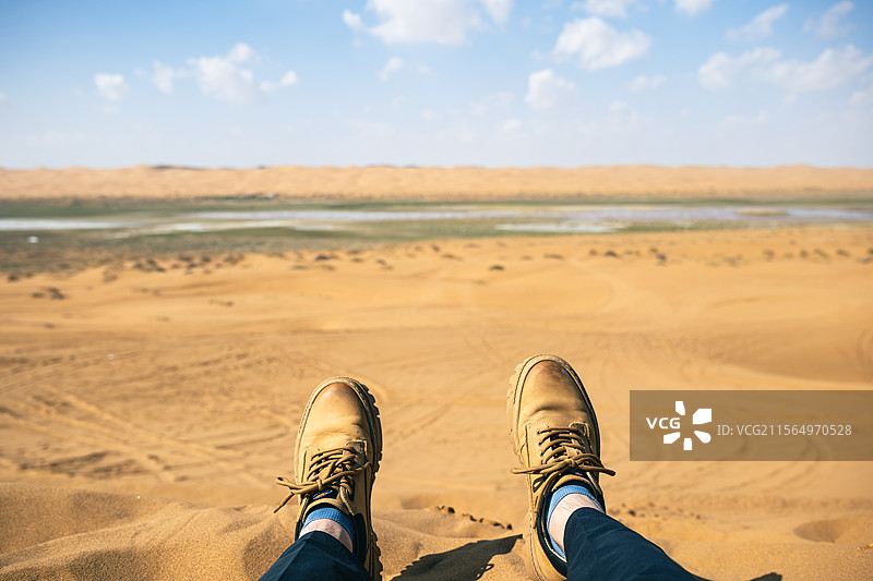 惬意地躺在沙丘上图片素材