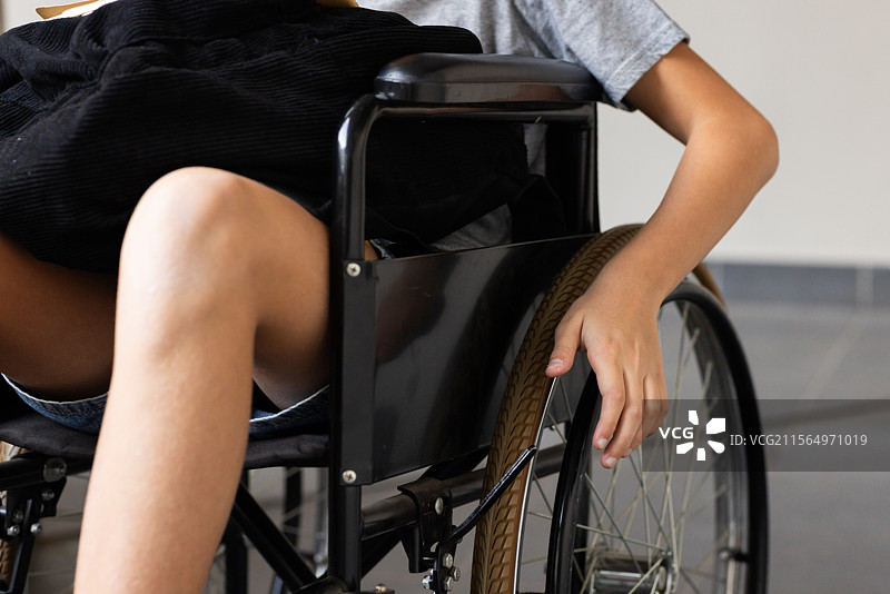 持轮椅的学生参加学校活动图片素材