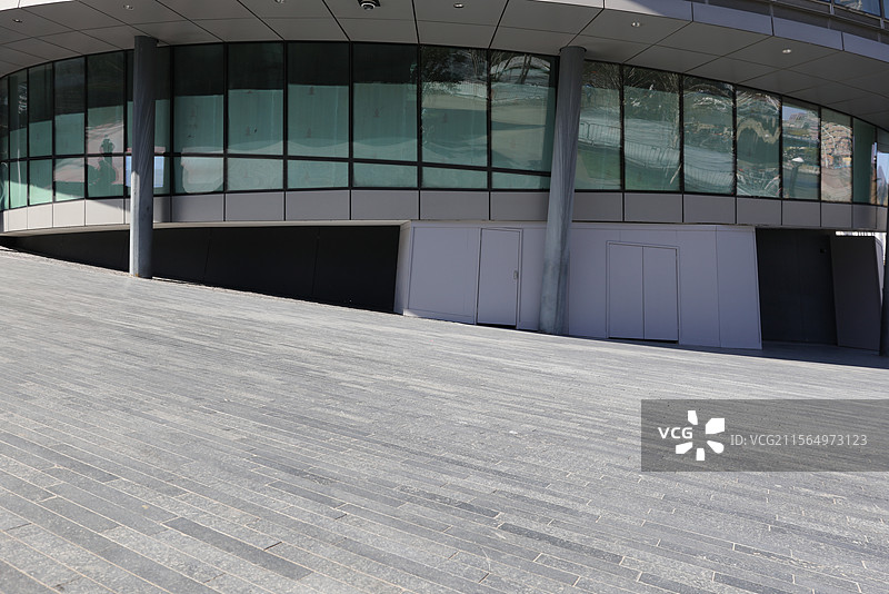 现代建筑大面积地面石板路石子路图片素材