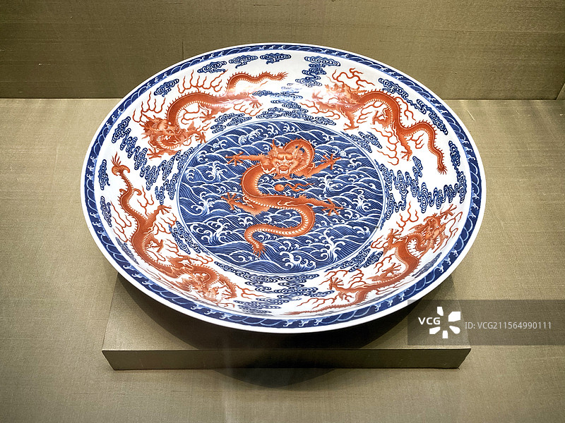 青花矾红九龙纹大盘 古玩古董老货旧货瓷器（摄于苏州博物馆）图片素材