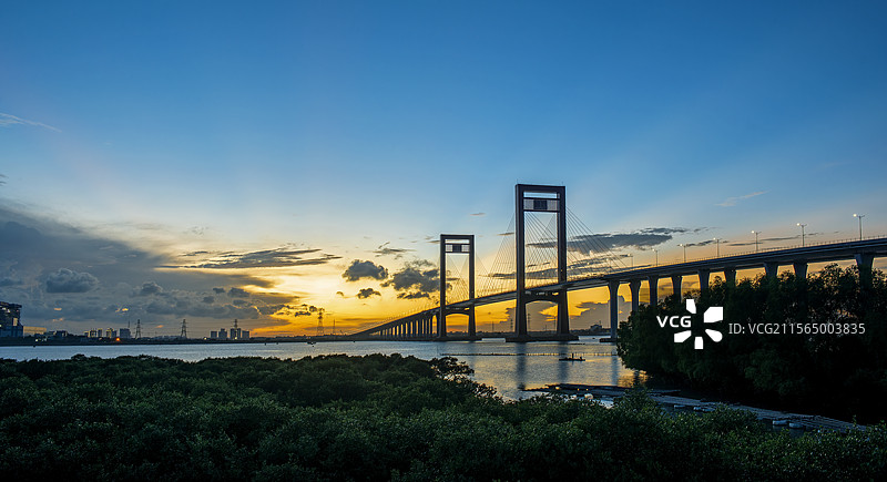 《夕色中的调顺大桥》图片素材