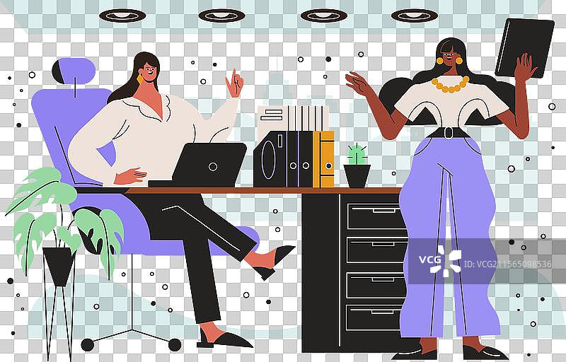 一位女性站在一位女性旁边，桌子上放着一台笔记本电脑。图片素材