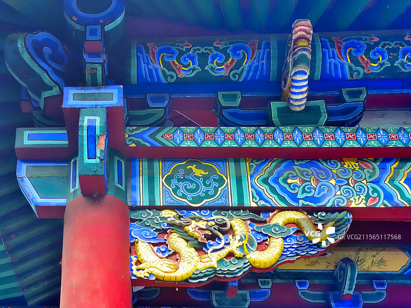 山西临汾尧庙里虞舜殿的和玺彩画与龙雕雀替图片素材