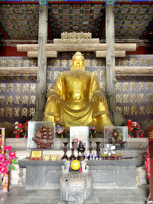 山西临汾尧庙广运殿（尧殿）里的尧帝塑像图片素材