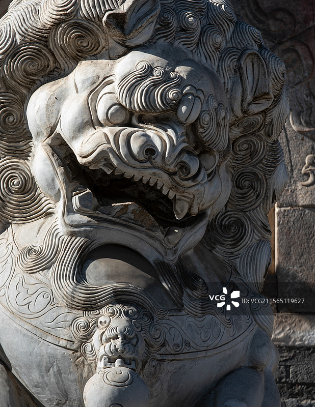 北京大觉寺中的石狮子特写图片素材