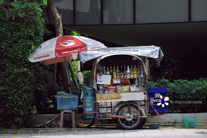 泰国小商贩三轮车经济三轮车超市路边美食图片素材