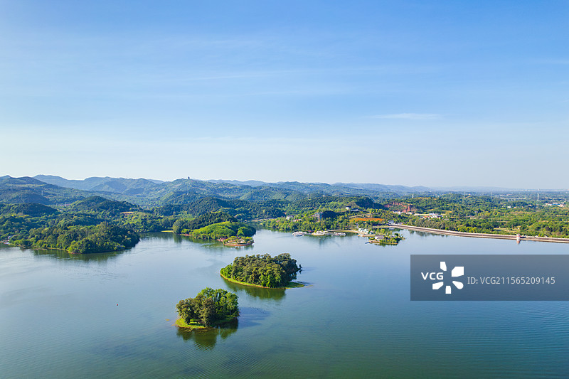成都东部新区简阳三岔湖景区，三岔湖水库生态湖泊白昼航拍图片素材