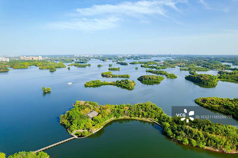 成都东部新区简阳三岔湖景区，三岔湖水库生态湖泊白昼航拍图片素材