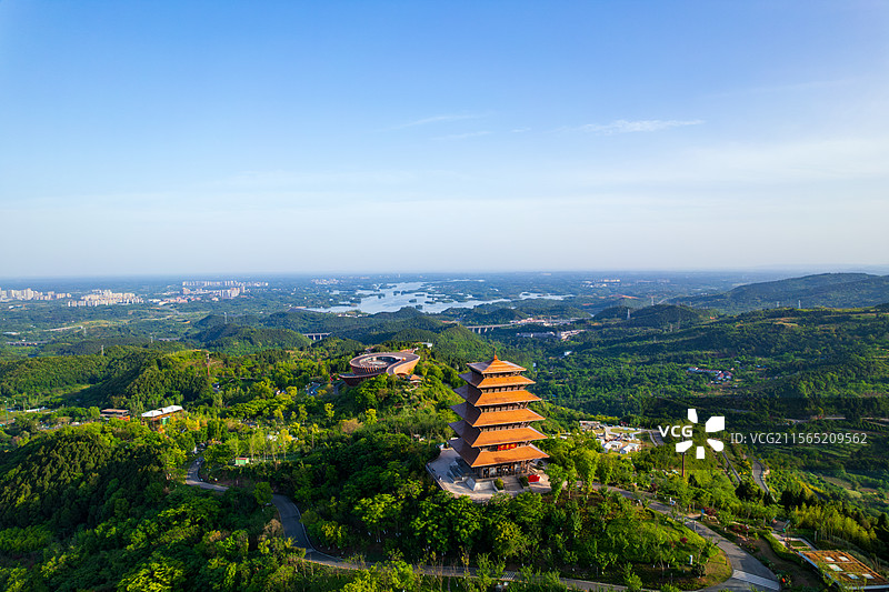 成都龙泉山城市森林公园丹景山丹景台丹景阁和远处的三岔湖水库白昼航拍图片素材