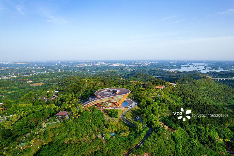 成都龙泉山城市森林公园丹景山丹景台城市之眼观景台和远处的三岔湖水库白昼航拍图片素材