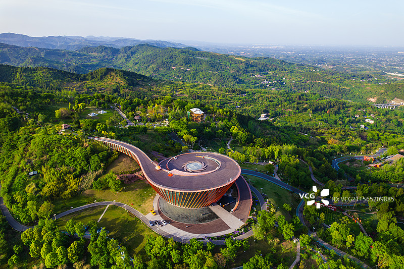 成都东部新区龙泉山城市森林公园丹景山丹景台城市之眼观景台白昼航拍图片素材