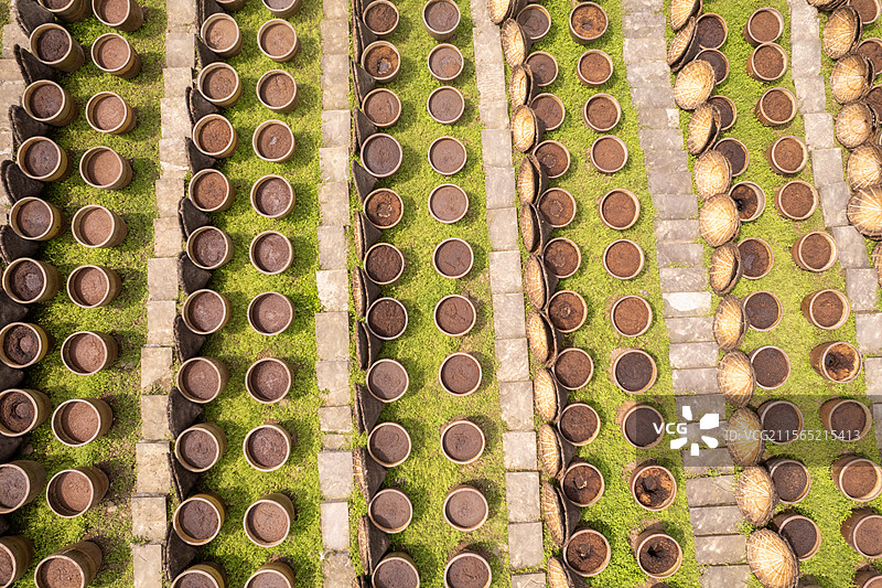 四川省泸州市合江先市户外露天2酱油晾晒场图片素材